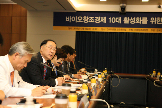 6일 서울 서대문구 신촌세브란스병원에서 열린 '바이오 창조경제 10대 활성화를 위한 간담회'에서 홍남기 미래창조과학부 제1차관(왼쪽 두번째)이 인사말을 하고 있다.  미래부 제공